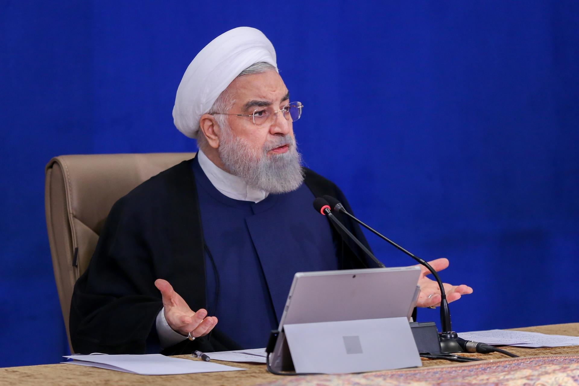 O presidente iraniano Hassan Rouhani falando durante a reunião de gabinete em Teerã,