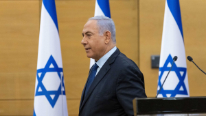 O primeiro-ministro israelense Benjamin Netanyahu sai após fazer uma declaração política no Knesset, o Parlamento israelense, em Jerusalém