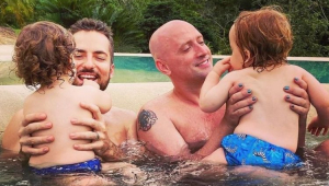 Thales Bretas e Paulo Gustavo com os filhos na piscina