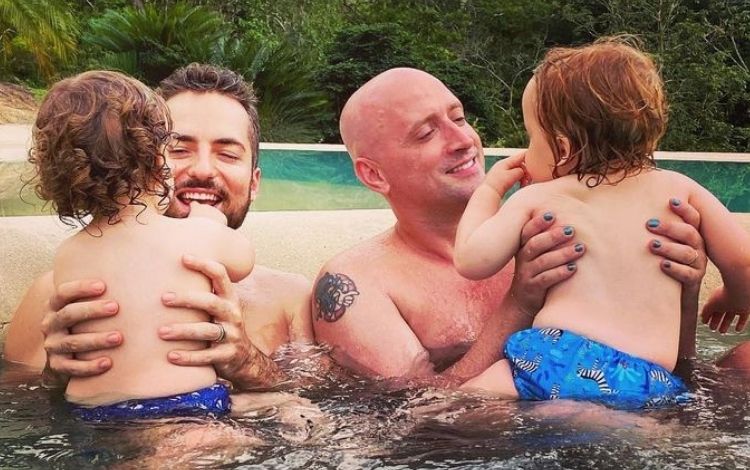 Thales Bretas e Paulo Gustavo com os filhos na piscina