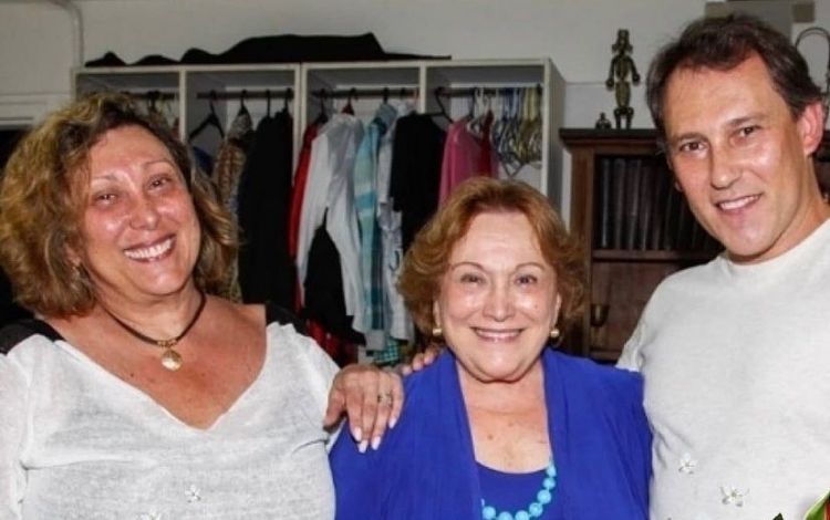 Bárbara Bruno junto com a mãe, Nicette Bruno, e o irmão, Paulo Goulart Filho