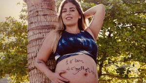 Bruna Surfistinha grávida com a mão na barriga