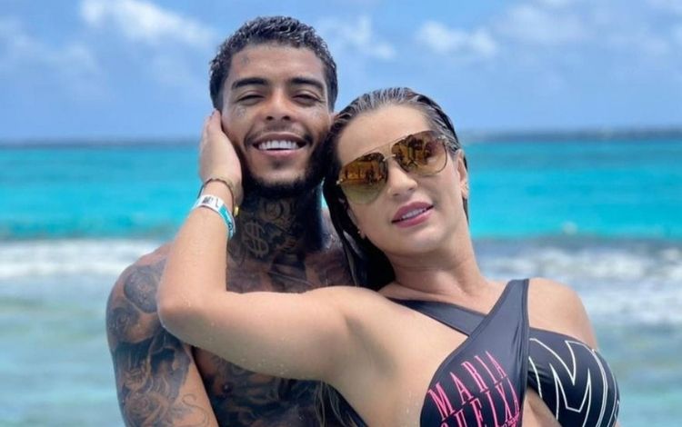 MC Kevin na praia abraçado com a esposa, Deolane Bezerra