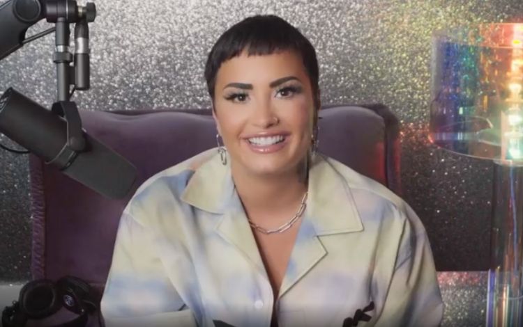 Demi Lovato sorrindo