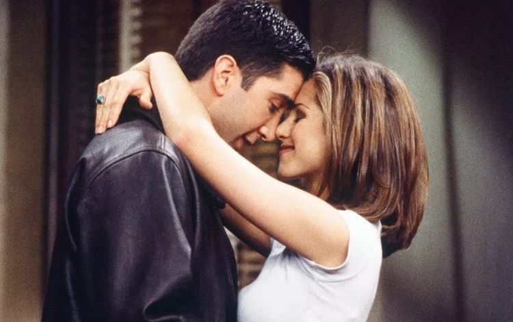Jennifer Aniston e David Schwimmer como Ross e Rachel abraçados um de frente para o outro