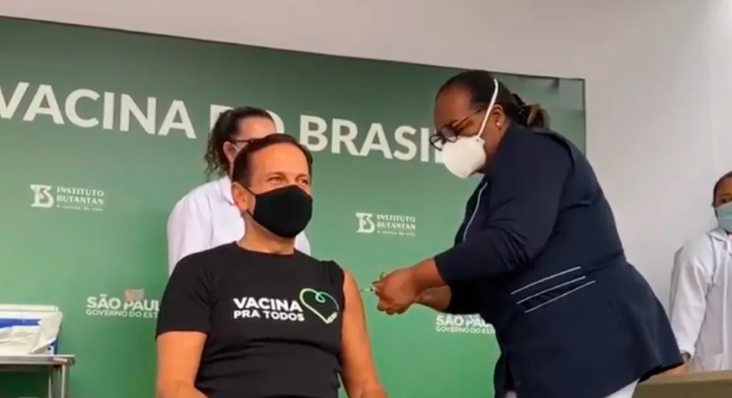 Governador João Doria é vacinado contra a Covid-19 em São Paulo