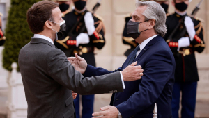 Presidente da França, Emmanuel Macron, cumprimenta presidente da Argentina, Alberto Fernández