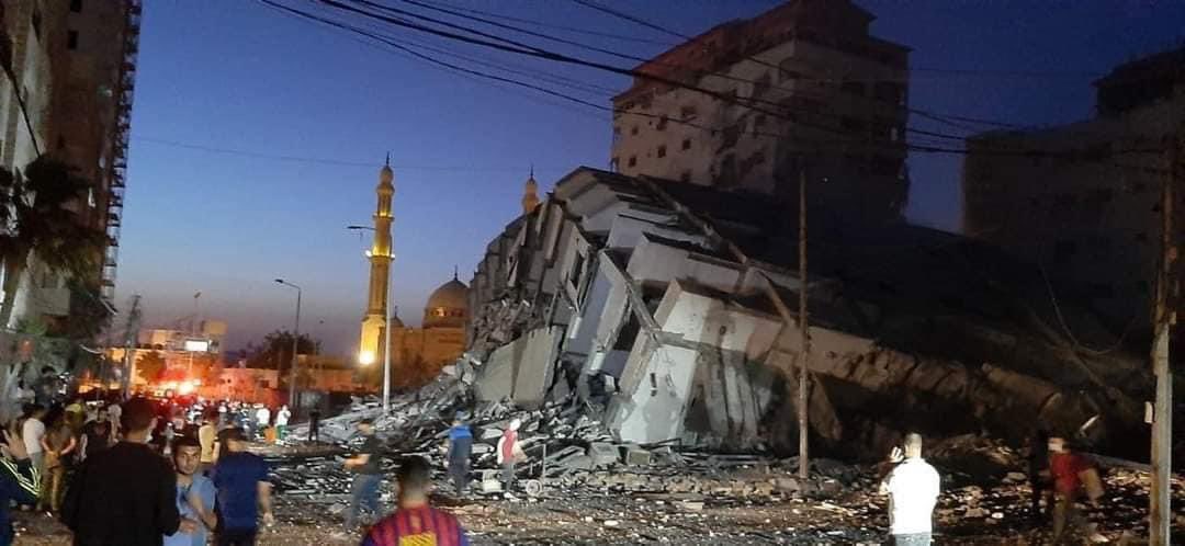 Ataque aéreo de Israel faz com que prédio de 13 andares desabe na Faixa de Gaza