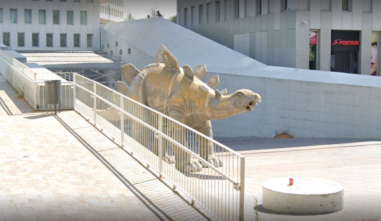 Homem é encontrado morto dentro de estátua de dinossauro na Espanha