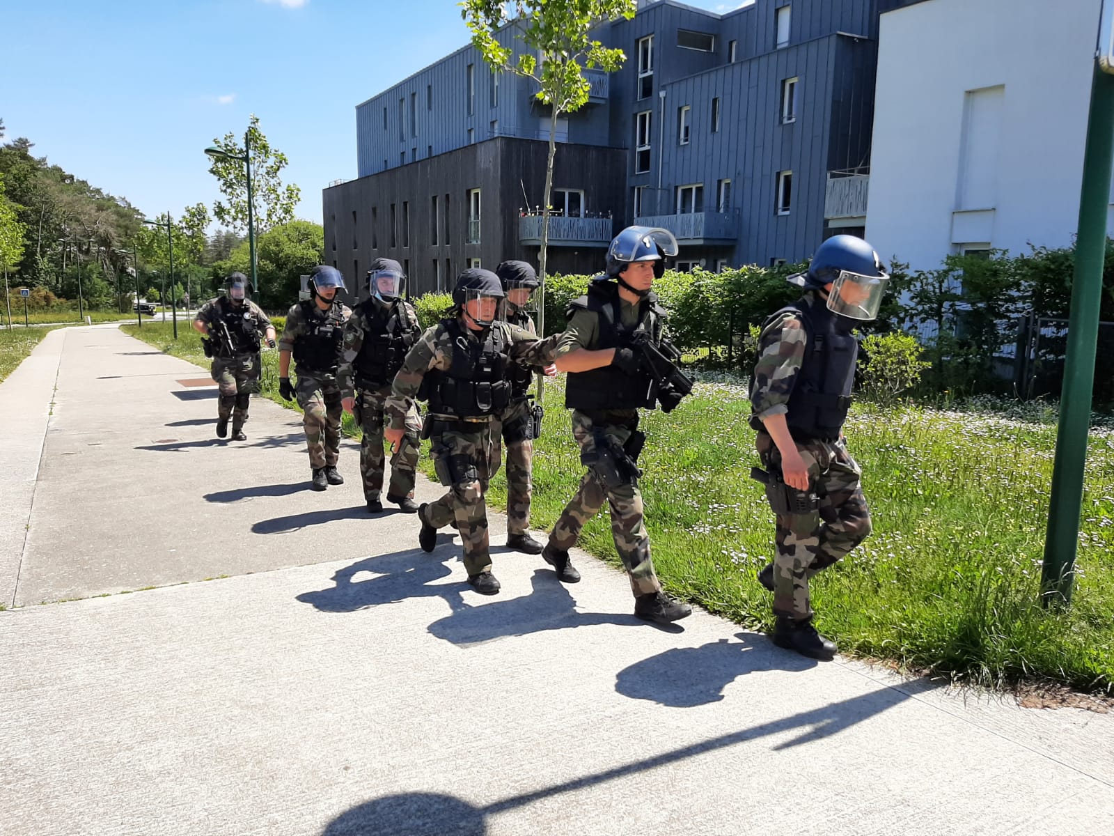 200 policiais são mobilizados para procurar suspeito de ataque no oeste da França