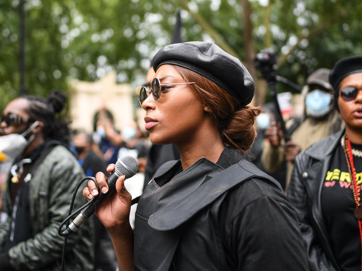 Sasha Johnson, importante membro do Black Lives Matter no Reino Unido, foi baleada na cabeça e está em estado crítico