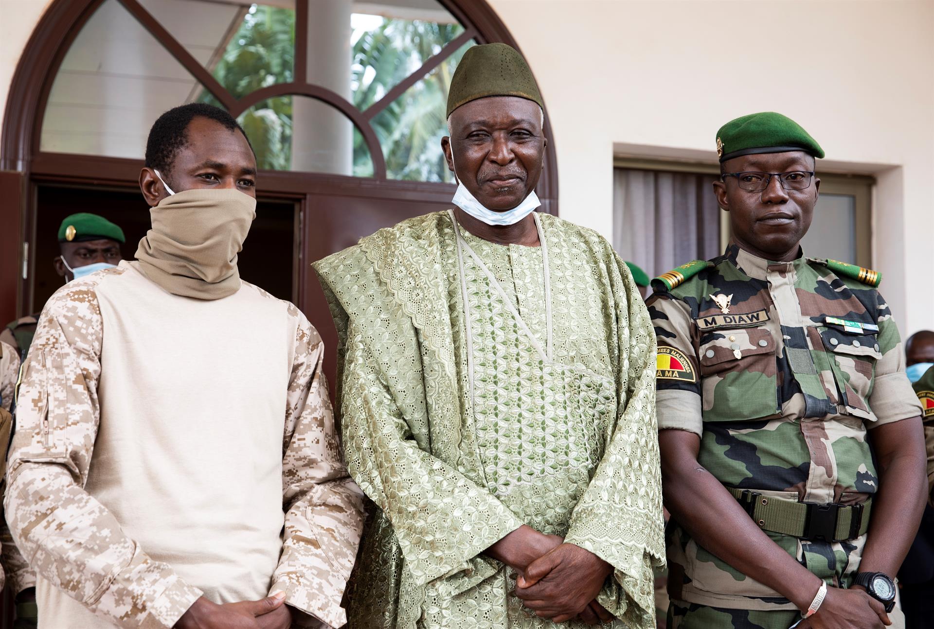 Coronel Assimi Goita (esquerda) posa para foto ao lado do presidente de transição Bah Ndaw (centro) e o coronel Malick Diaw (direita)