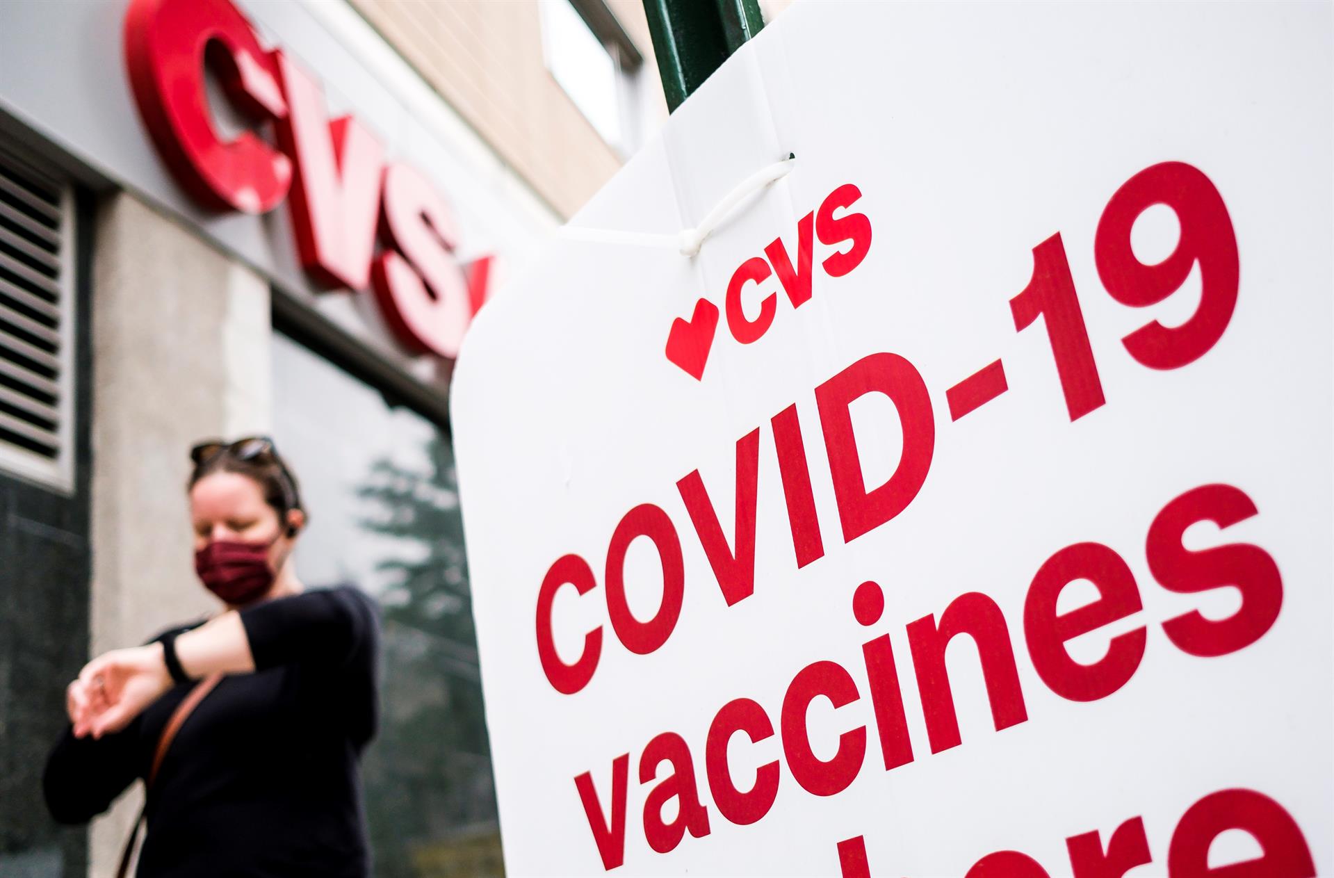 Placa da farmácia CVS indica local de vacinação contra a Covid-19 nos Estados Unidos