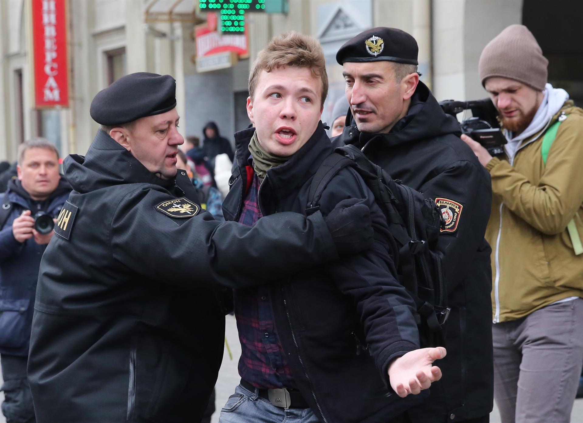 Policiais detêm um jornalista Roman Protasevich que tentava cobrir um comício em Minsk, Bielo-Rússia, 26 de março de 2017