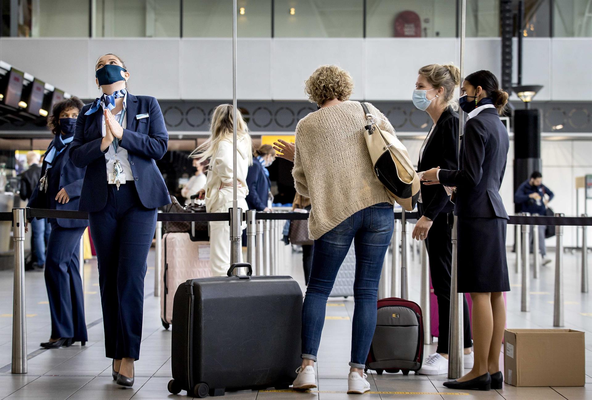 Turistas no Aeroporto de Schipol, na Holanda