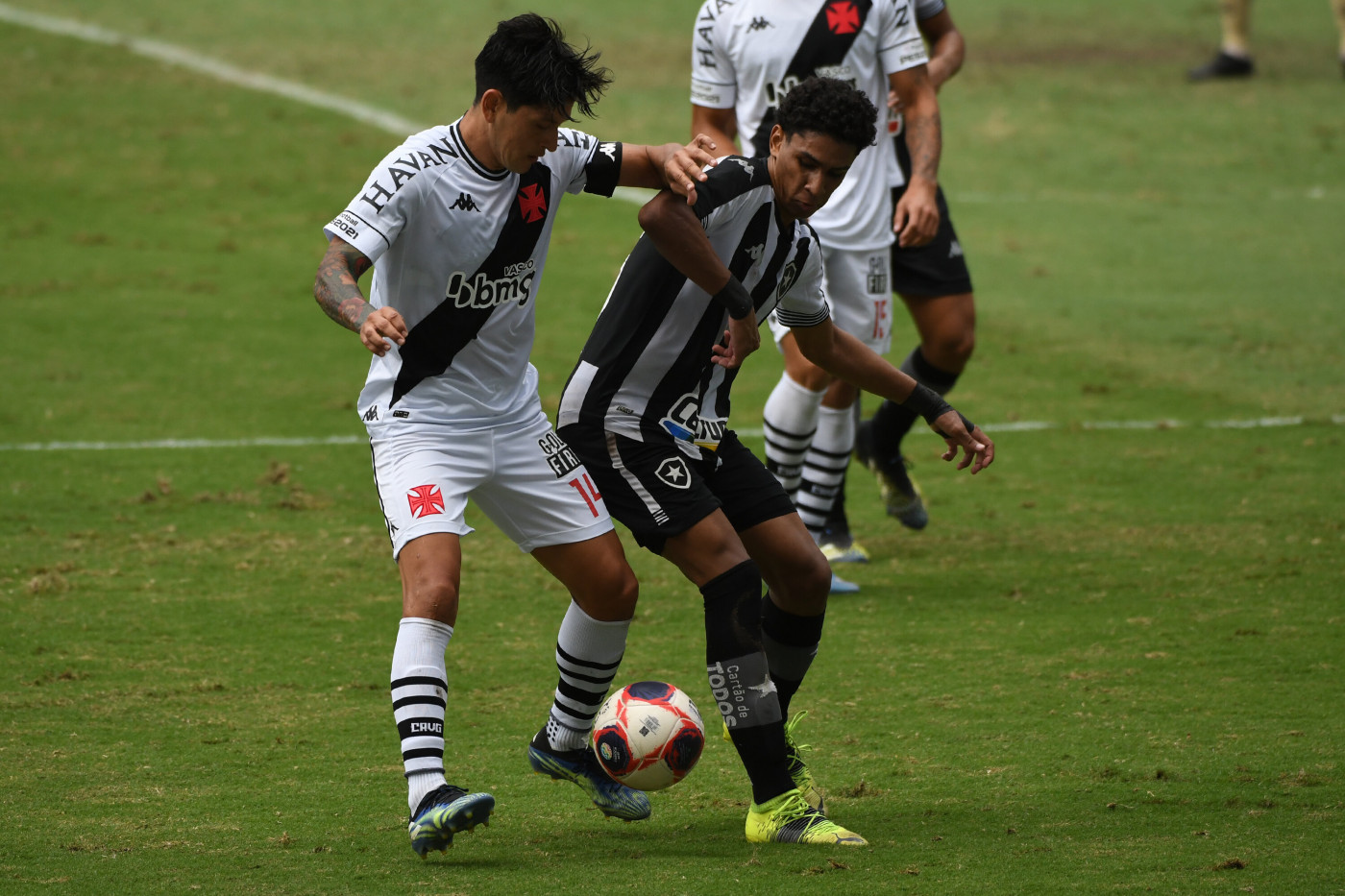 German Cano, do Vasco, em lance com Paulo Victor, do Botafogo, em jogo válido pela Taça Rio