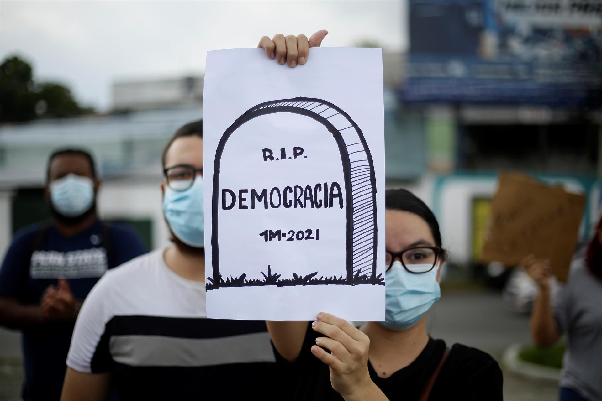 Manifestantes protestam contra destituição de juízes em El Salvador