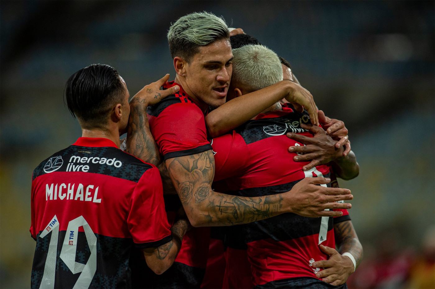 Jogadores do Flamengo se abraçam durante vitória do time