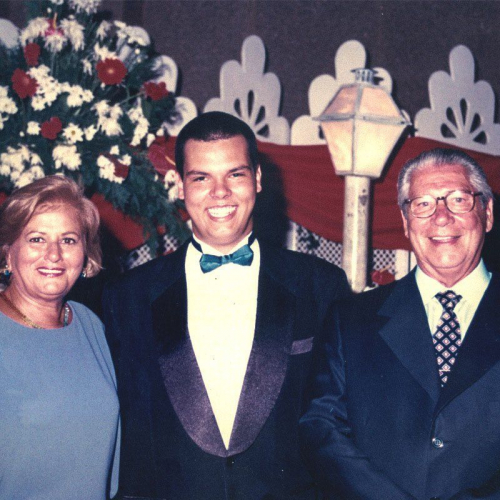 Bruno Covas em sua formatura em 1995 ao lado dos avôs