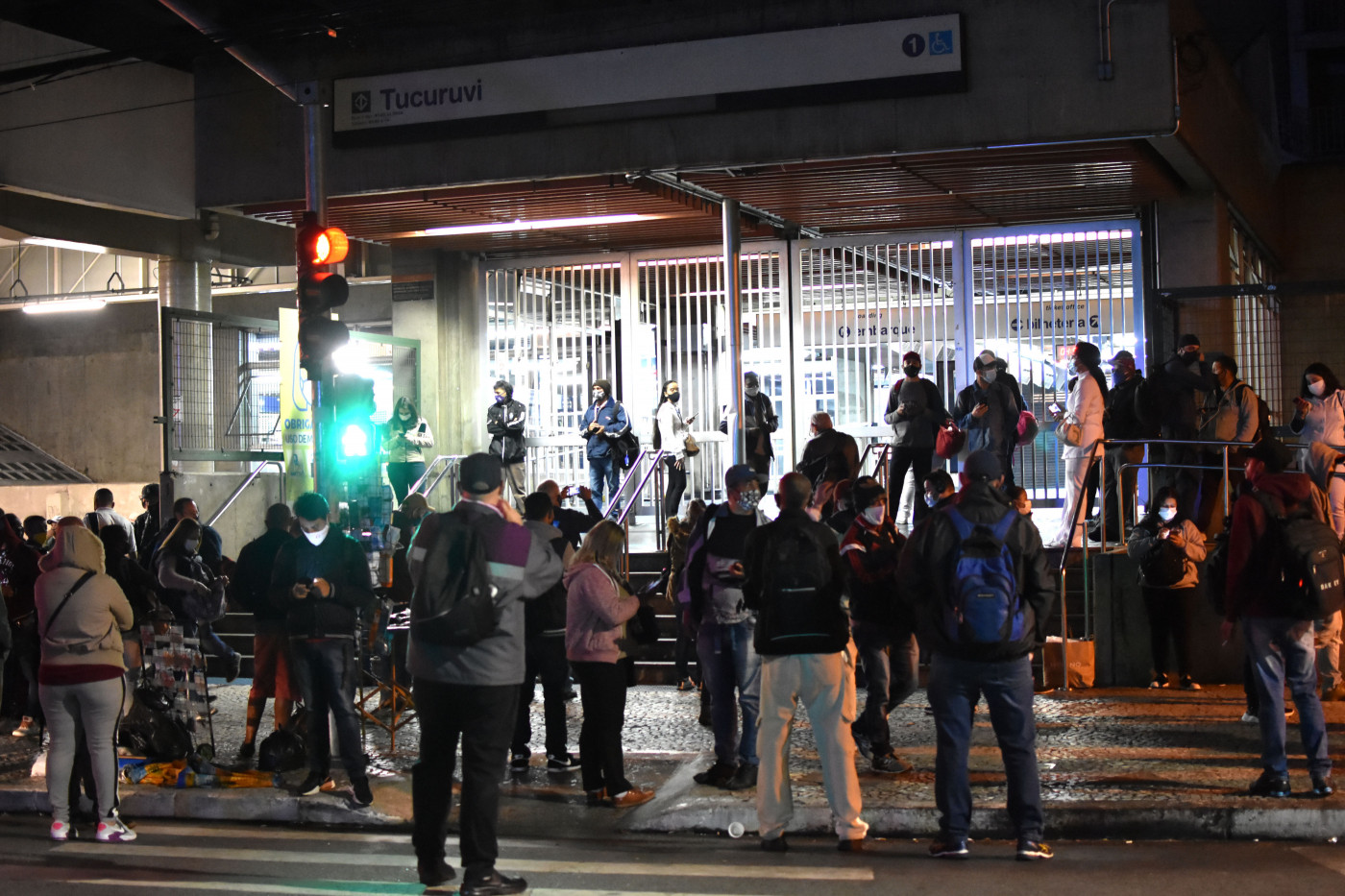 Pessoas esperam porões do Metro de São Paulo abrir em dia de greve