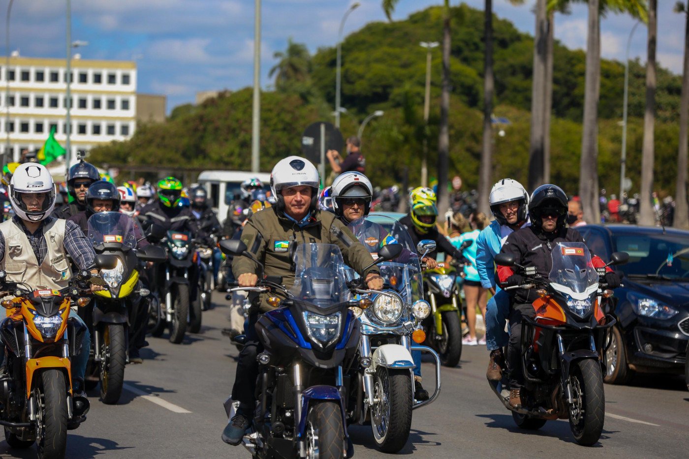 Jair Bolsonaro durante passeio de motocicleta para homenagear o dia da mães, na cidade de Brasília
