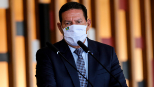 Hamilton Mourão, vice-presidente da República, usa máscara de proteção branca e terno preto durante coletiva do Conselho da Amazônia