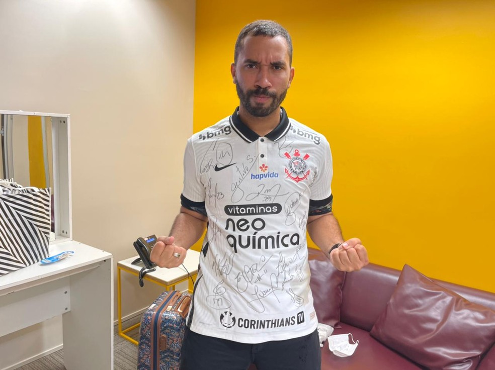 Gilberto recebeu uma camiseta do Corinthians