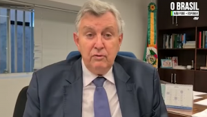 Senador Luis Carlos Heinze grava vídeo de terno e gravata em seu gabinete