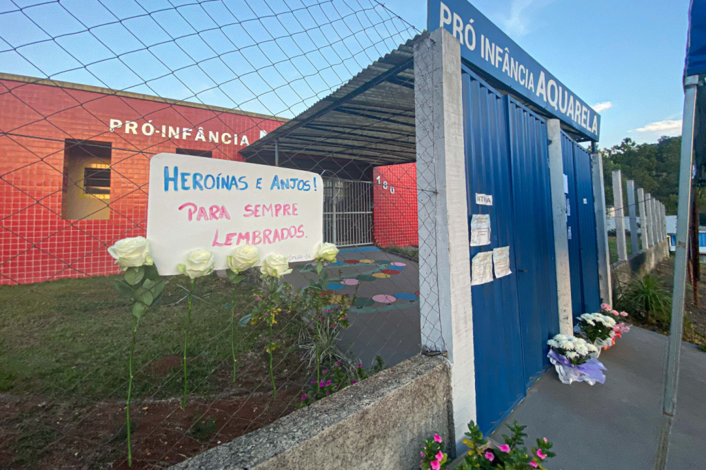 Flores e cartazes são depositadas nesta quarta-feira, 05, em homenagem às vítimas do atentado ocorrido na escola infantil Aquarela, na cidade de Saudades