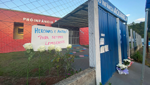 Flores e cartazes são depositadas nesta quarta-feira, 05, em homenagem às vítimas do atentado ocorrido na escola infantil Aquarela, na cidade de Saudades