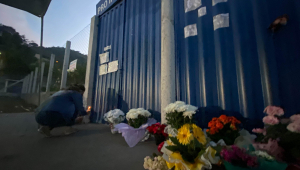 Flores e cartazes são depositadas nesta quarta-feira, 05, em homenagem às vítimas do atentado ocorrido na escola infantil Aquarela, na cidade de Saudades