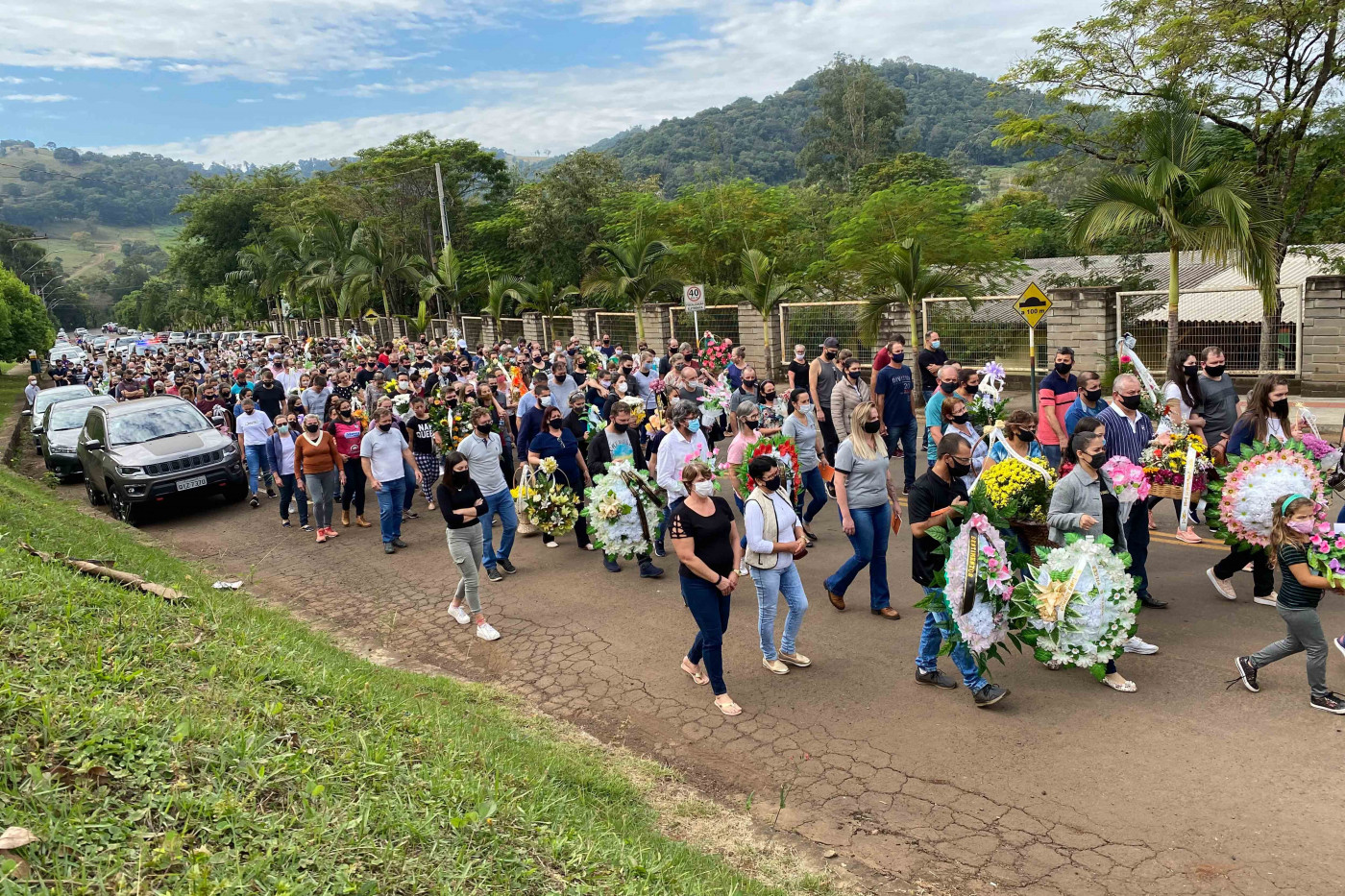 Funeral coletivo das vítimas do ataque à escola infantil Aquarela, na cidade de Saudades, no oeste de Santa Cantarina