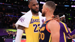 LeBron James abraça Curry após vitória dos Lakers