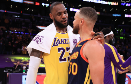 LeBron James abraça Curry após vitória dos Lakers