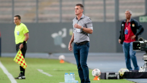 Vagner Mancini observa partida entre Corinthians e Sport Huancayo