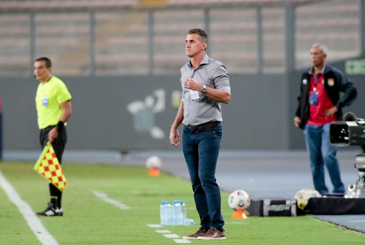 Vagner Mancini observa partida entre Corinthians e Sport Huancayo