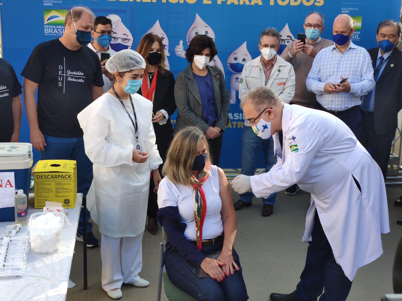 De máscara, Marcelo Queiroga aplica a vacina contra a Covid-19 em uma moradora de Botucatu