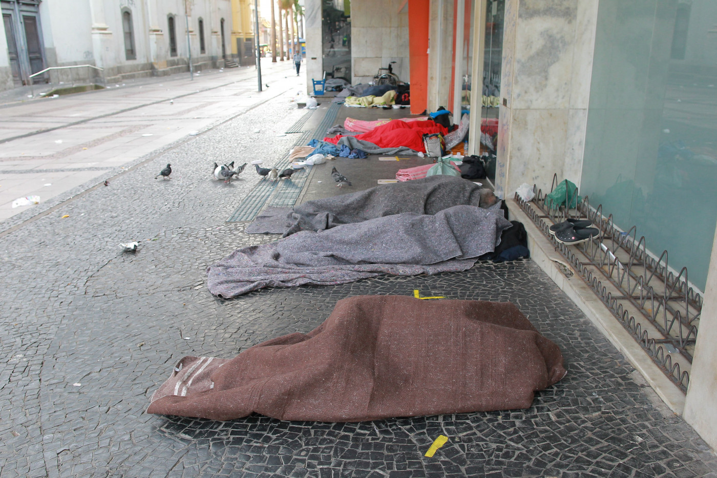 Com cobertores finos, moradores de rua se enfileiram nas ruas de Campinas para se proteger do frio