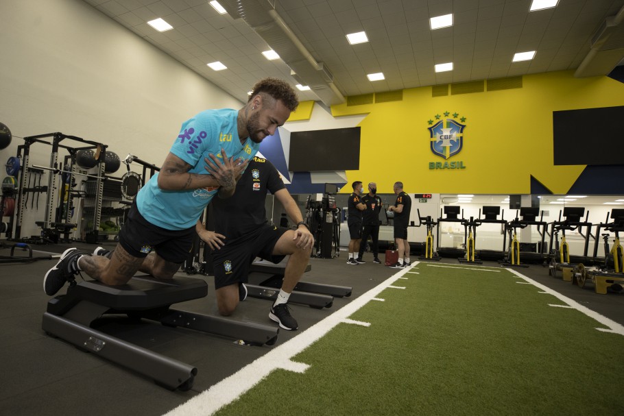 Neymar durante treinamento na seleção brasileira