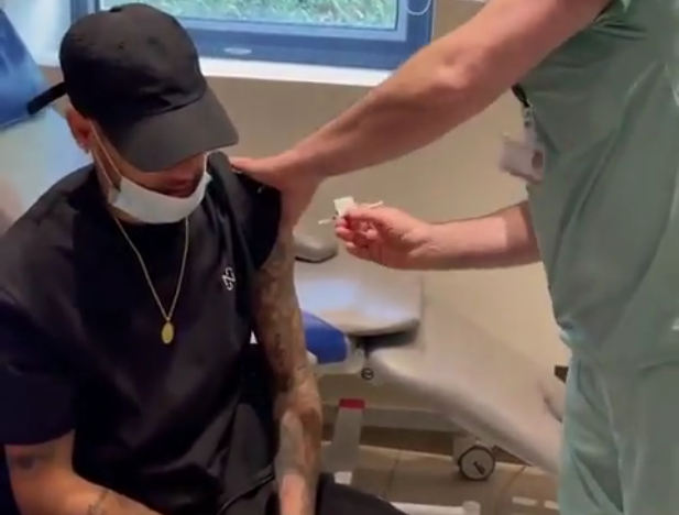 Neymar recebeu a primeira dose da vacina contra a Covid-19