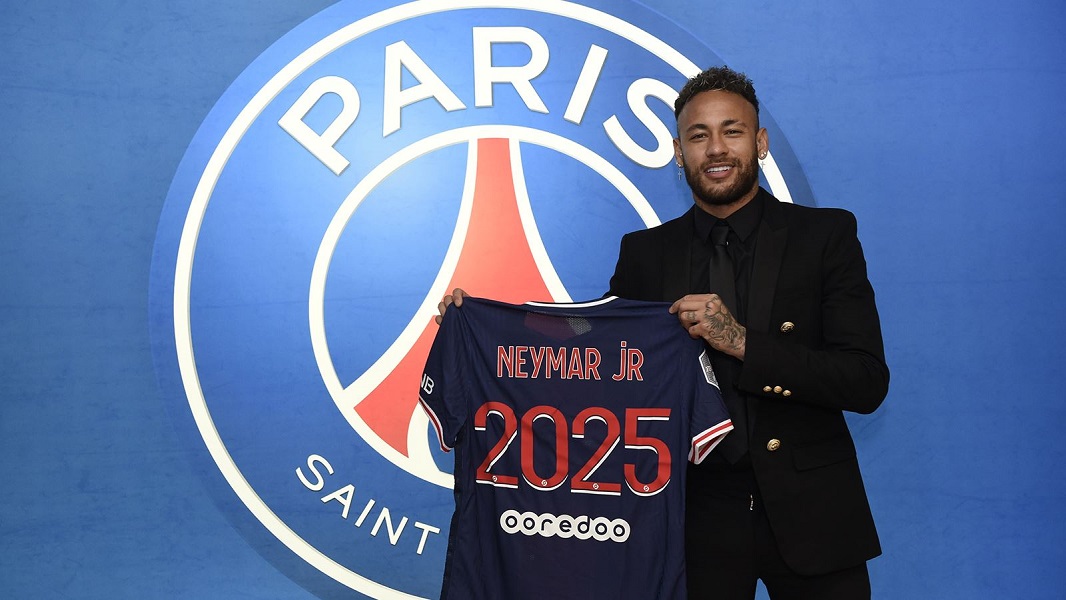Com o escudo do PSG atrás, Neymar exibe uma camisa do clube com númer 2025, que alude à sua renovação