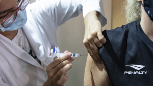 Profissional da saúde aplica vacina contra a Covid-19 em mulher do grupo prioritário