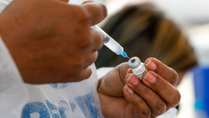 Vacina injetando vacina da Pfizer na seringa