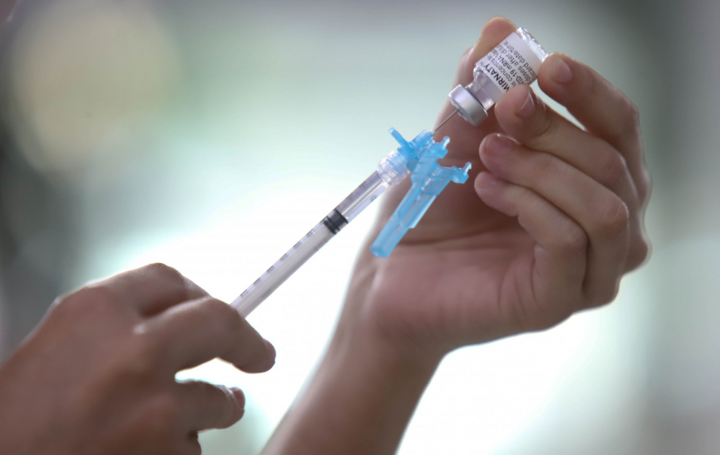 Profissionais da saúde prepara dose de vacina contra a Covid-19