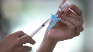 Profissionais da saúde prepara dose de vacina contra a Covid-19