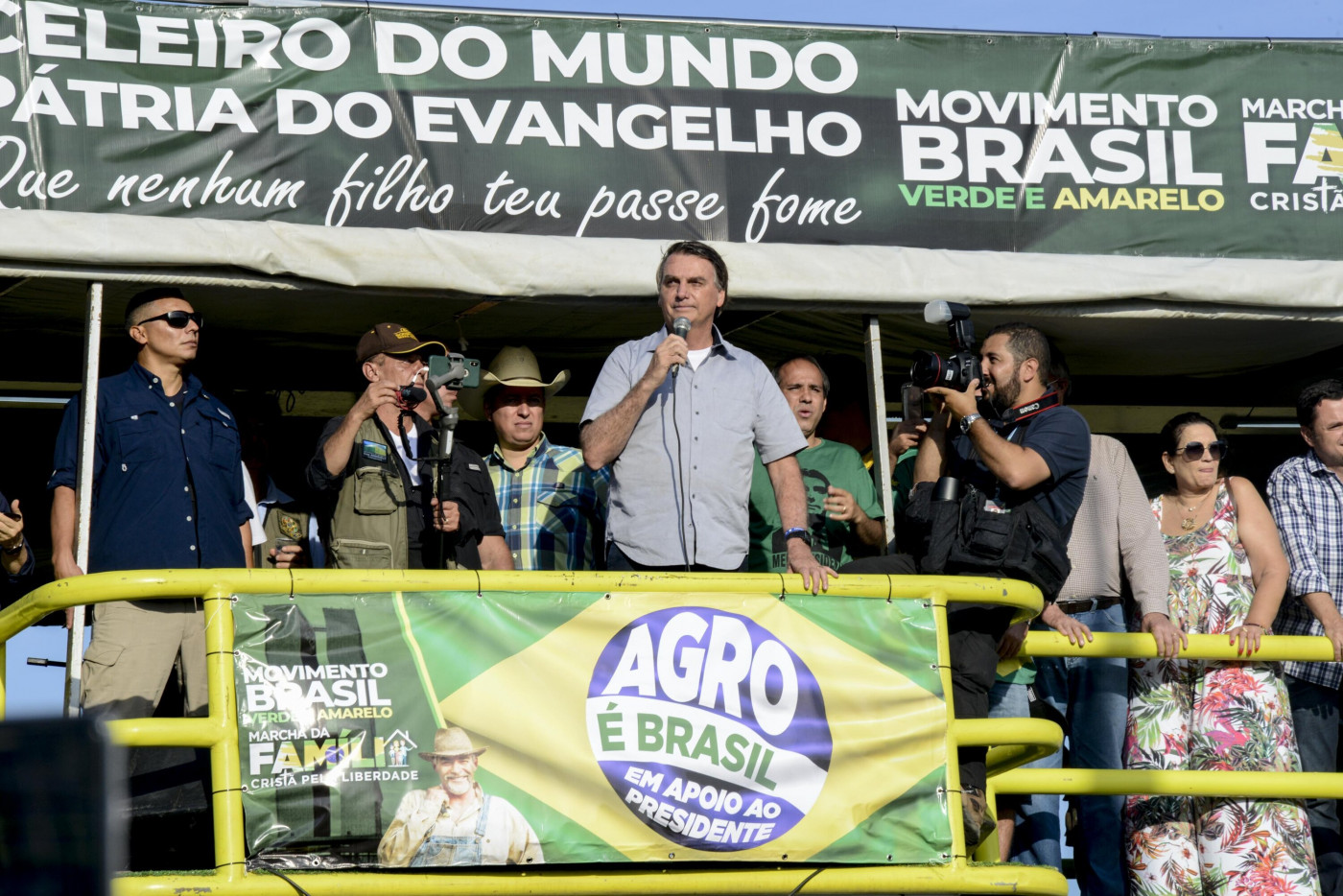 Bolsonaro discursa sobre trio elétrico durante manifestação em apoio ao seu governo