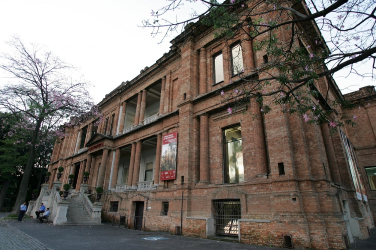 Fachada da Pinacoteca, um prédio antigo com tijolos aparentes no centro de São Paulo
