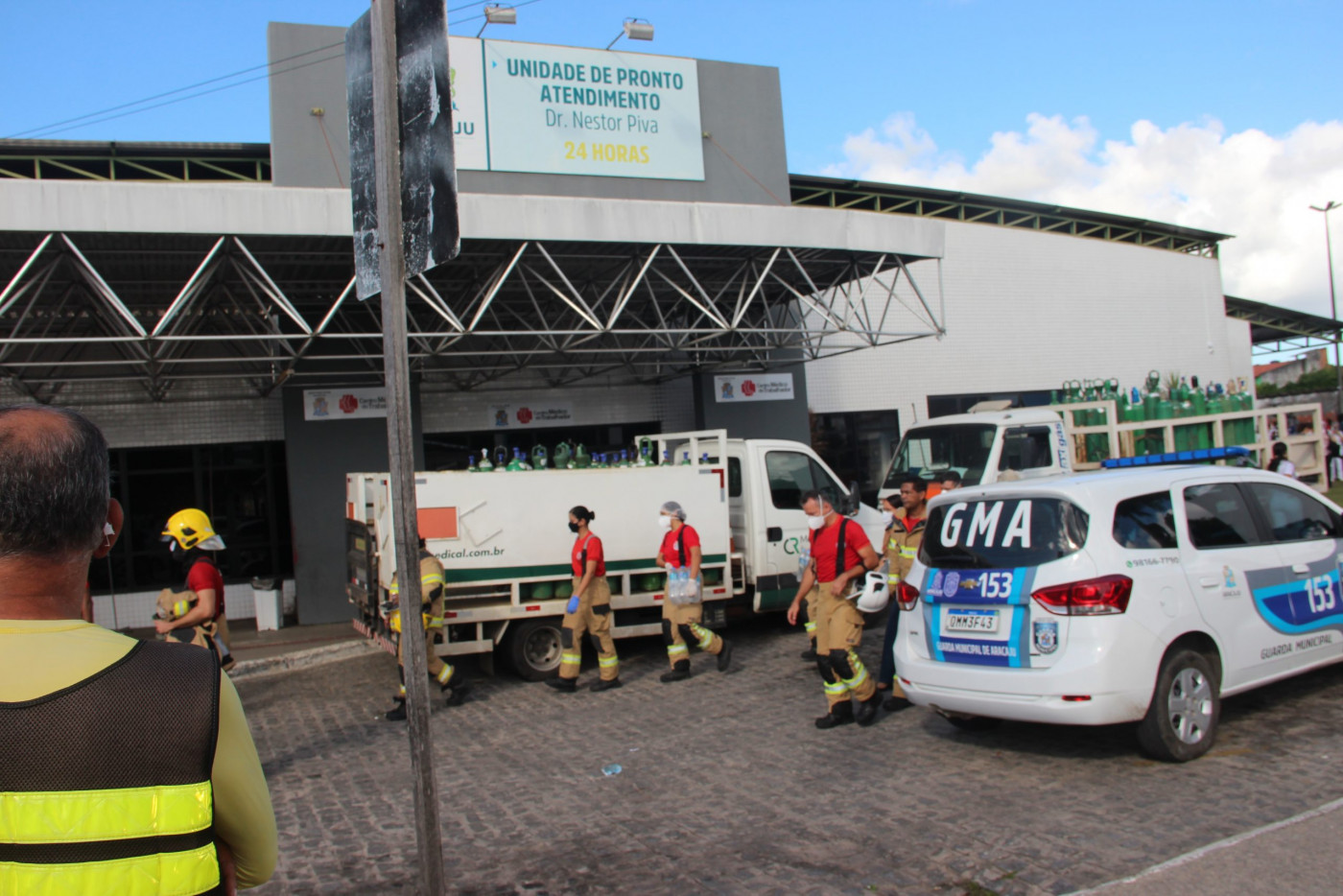 Caminhão do Corpo de Bombeiros e carro da Guarda Municipal em frente ao Hospital Nestor Piva, em Aracaju