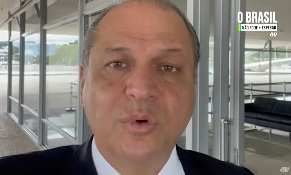 O deputado Ricardo Barros(um homem calvo com o rosto redondo) grava vídeo no formato selfie