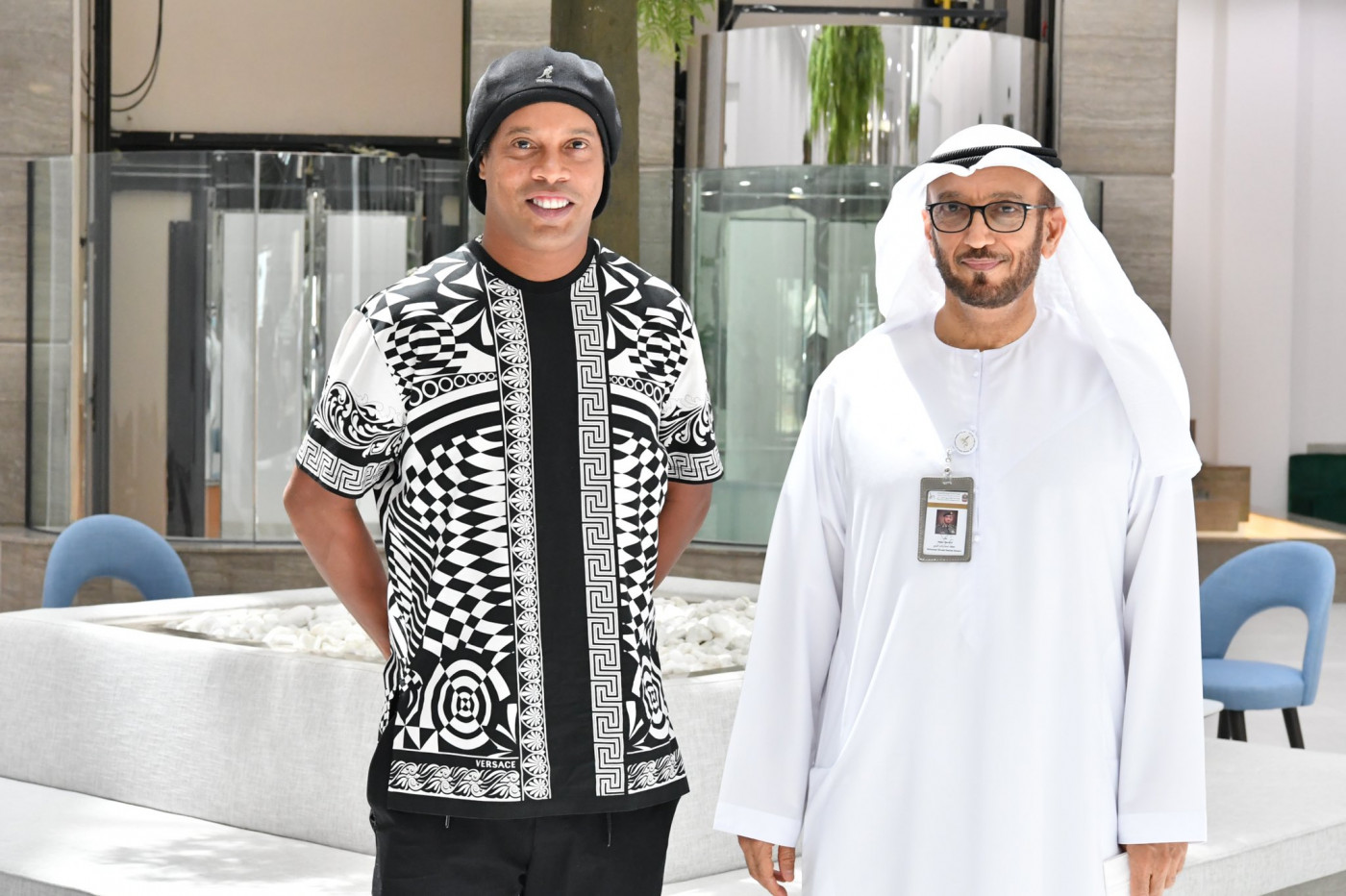 Ronaldinho Gaúcho jogou ping-pongo com alguns Sheiks nos Emirados Árabes